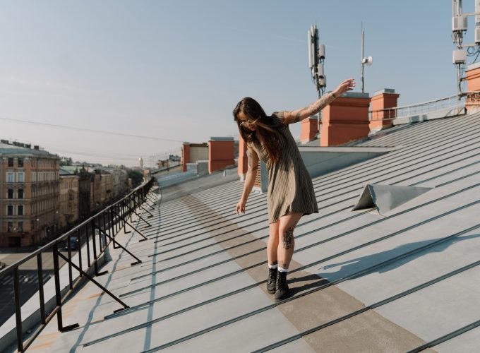 dziewczyna na dachu