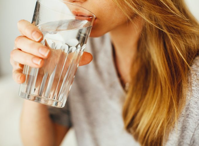 kobieta pijąca wodę