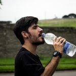mężczyzna pijący wodę