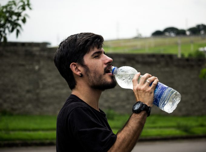 mężczyzna pijący wodę